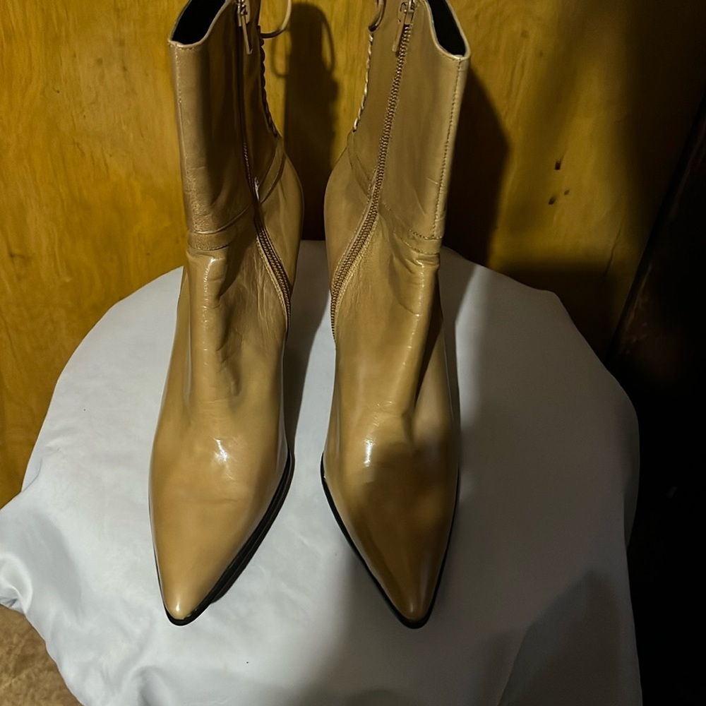 Boots brand new have never been worn, 71/2 M brown caramel